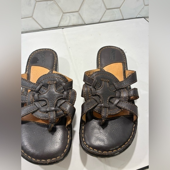 Born Woman’s Black Slide Sandal Size 6 Hand Crafted Leather Shield Design - Picture 4 of 9